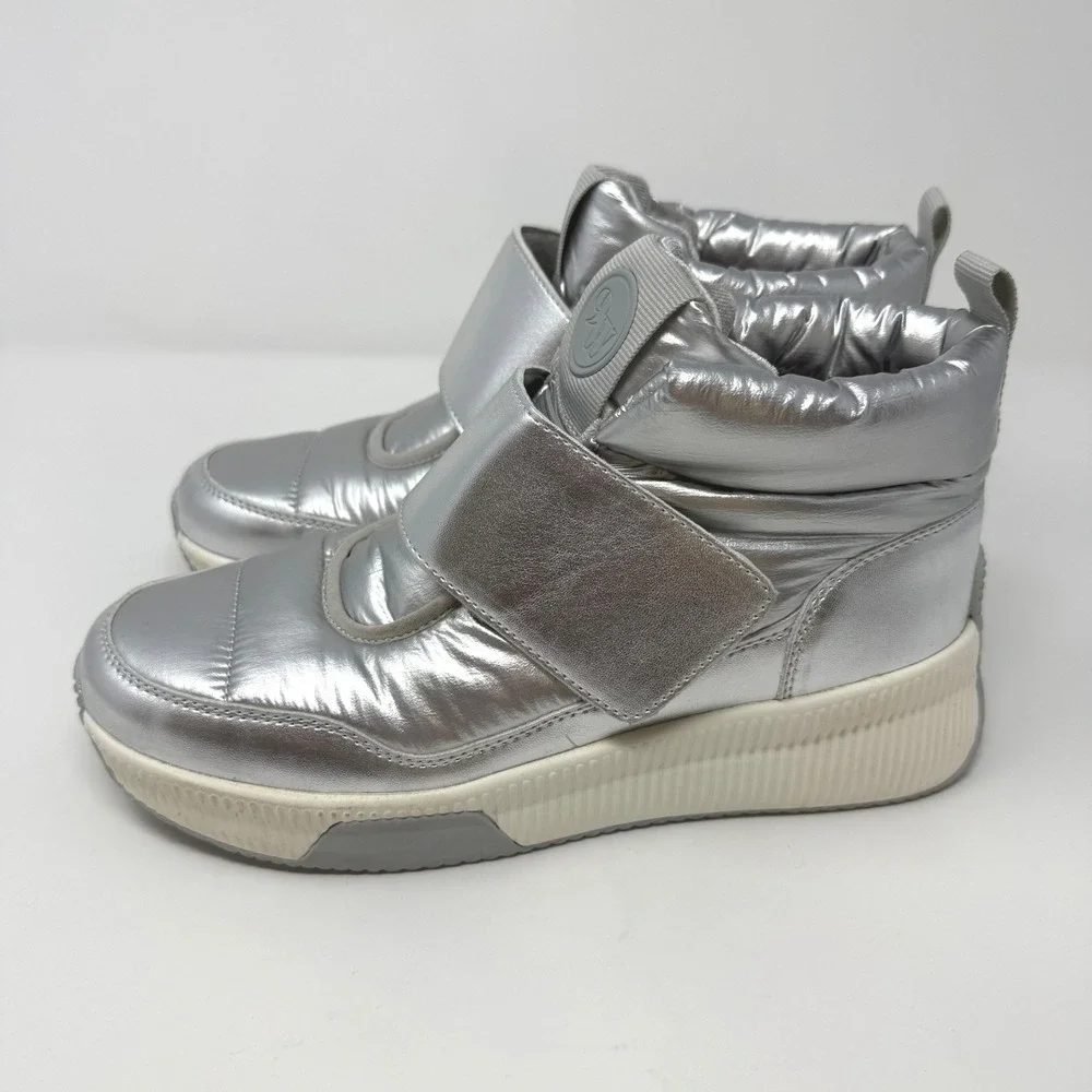 Nine West WNTUMBLE3 Silver Metallic Puffer Boot Sneakers Womens 7M Quilted Strap